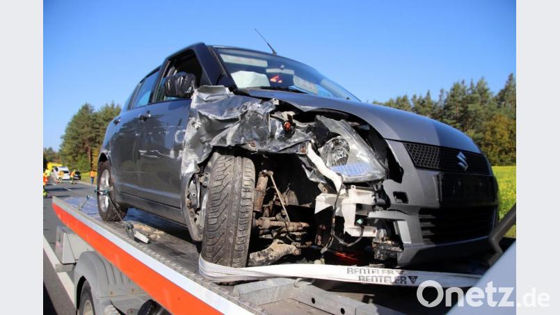 Der völlig zerstörte Suzuki muss abgeschleppt werden. Bild: jma