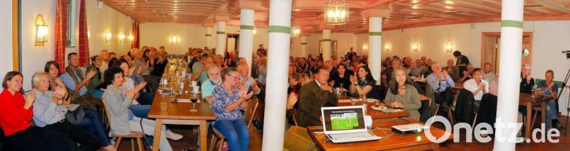 Prall gefüllt war der Saal der Schlossschänke zur Feier des 10-jährigen Bestehens des Vereins für Landschaftspflege und Artenschutz in Bayern (VLAB). Der Jubiläumsvortrag von Prof. Dr. Josef H. Reichholf über den Klimawandel interessierte Besucher aus ganz Deutschland. Bild: bsc
