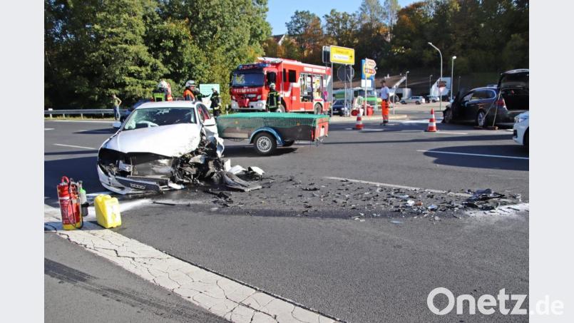 Ein Trümmerfeld bedeckt die B470 nach dem Unfall. Bild: jma