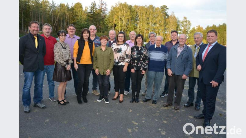Zahlreichen Mitglieder dankte der SV Steinmühle für jahrzehntelange Treue. Im Bild (von links) Zweiter Vorsitzender Franz Faltenbacher, Reinhard Jäger, Sonja Gleißner, Werner Faltenbacher, Martina Faltenbacher, Johann Krieger, Sandra Bauer, Hermann Riolfi, Kathrin Tanner, Michael Seitz, Vera Härtl, Josef Siller, Josef Pannrucker, Joachim Vogl, Karl-Heinz Schnurrer, Karl Haberkorn und Zweiter Bürgermeister Stefan Grillmeier. Bild: jr