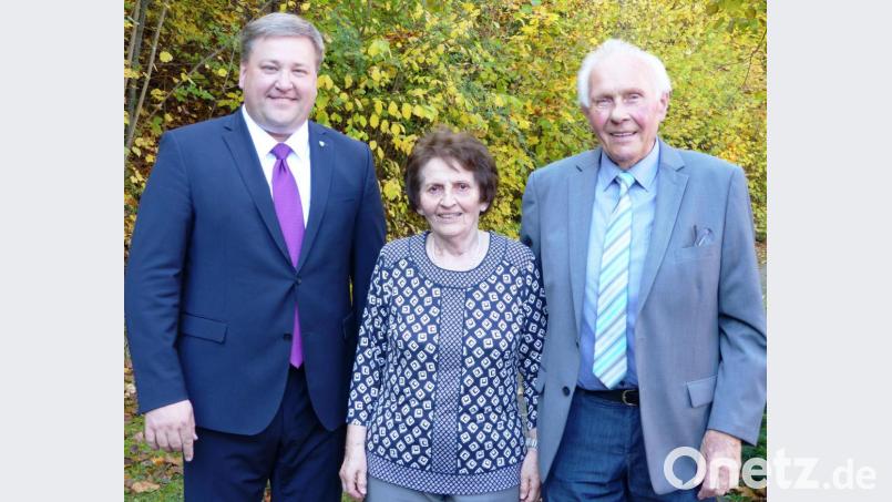 Bürgermeister Stefan Braun (links) gratulierte seinem Vorgänger, Altbürgermeister und Kastler Ehrenbürger Hans Raab (rechts) zum 80. Geburtstag. In der Mitte Raabs Ehefrau Anna. Bild: jp