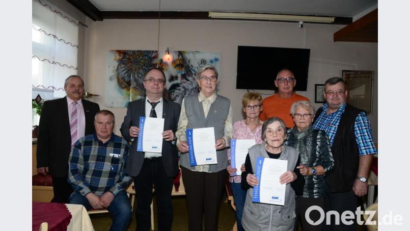 VdK-Ortsvorsitzender Johann Scharnagl, stellvertretender Kreisvorsitzender Quirin Gierisch (von links) sowie zweiter Vorsitzender Artur Leonhardt und Ehrenvorsitzende Käthe Grünbauer (von rechts) ehren die langjährigen Mitglieder Werner Böhm, Maria Steiner (30 Jahre), Anna Karolina Leonhardt (10 Jahre) und Annemarie Scharnagl (20 Jahre von links). Bild: bey