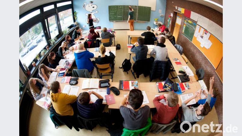 Eine Realschule in Mittelfranken sucht per Video eine neue Schulleitung. Symbolbild: Julian Stratenschulte/dpa