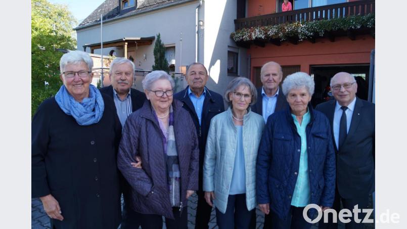 Der Geburtsjahrgang 1944 kommt zum Klassentreffen zusammen: Martina Kreutzmeier (geborene Tilse, vorne von links), Mariele Ziegler (Wittmann), Elisabeth Lang (Eckert) und Irmgard Schmalzl (Baier), sowie Norbert Duhr (hinten von links), Georg Heigl, Hans Hutzler und Andreas Hanauer. Bild: du