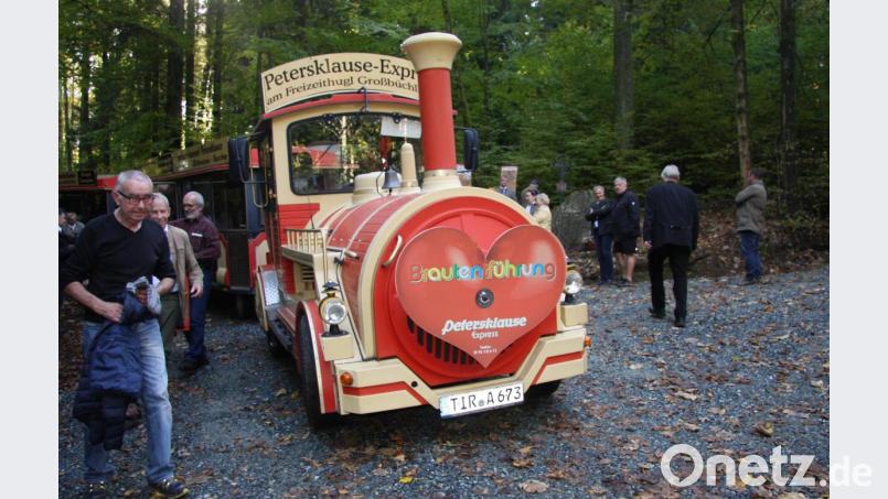Um die Besucher transportieren zu können, hatte die Gemeinde eine Bimmelbahn organisiert. Erster Halt war am Originalschauplatz in der Waldabteilung Schrammlohe. Bild: wro