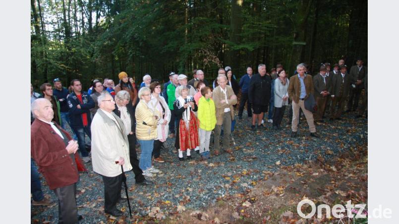 Den zahlreichen Gästen wurden die Ereignisse noch einmal bewusst gemacht, die sich in der Waldabteilung vor 125 Jahren abgespielt hatten. Bild: wro