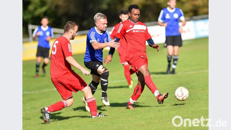 Die SpVgg Trabitz (rote Trikots) gewann das Spitzenspiel des A-Klasse West gegen den SV Immenreuth mit 4:2. Bild: A. Schwarzmeier