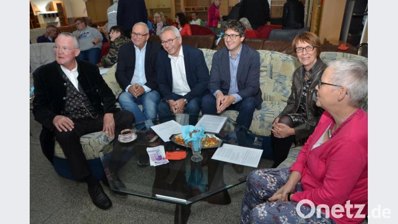 Altbürgermeister Josef Zilbauer (links) stieß das Projekt Werkhof damals an vorderster Stelle mit an. Stellvertretende Landrätin Margit Kirzinger (Zweite von rechts) versicherte, dass es auch heute noch das Sozialkaufhaus brauche. Bild: dob