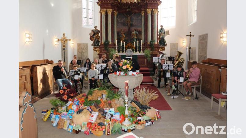 Der Erntedankgottesdienst wird vom Posaunenchor Neustadt am Kulm festlich umrahmt. Bild: rpp