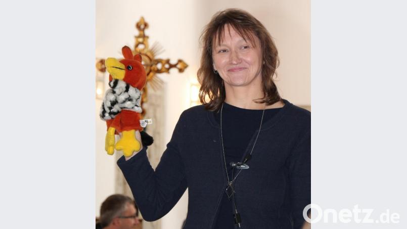 Kirchenvogel Wito hat endlich verstanden, dass Teilen schön ist und gibt gerne etwas von seiner Schokolade ab. Bild: rpp