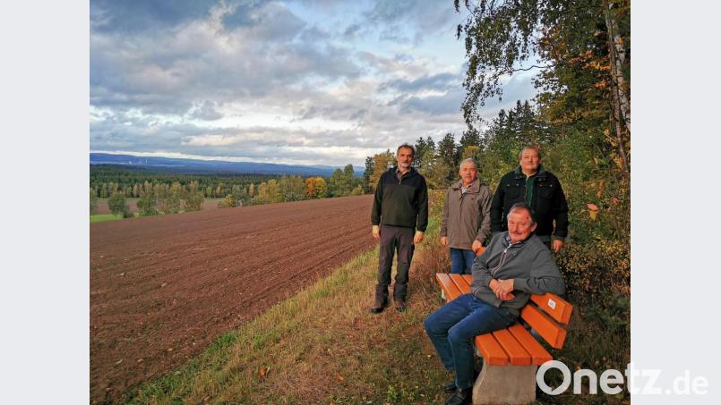 Die tolle Aussicht an und auf der neuen Bank genießen Förster Rudi Stadler, Josef Bösl, Gerhard Riedl und Vorsitzender Josef Frischmann (von links). Bild: gz