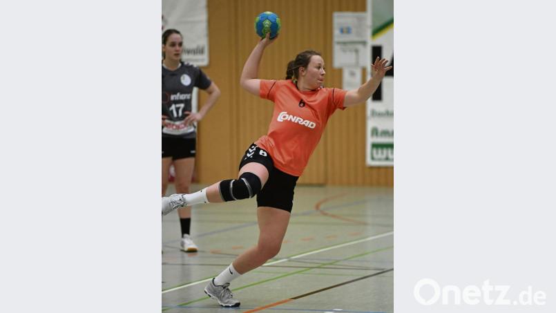Anja Hirschmann, hier noch im Trikot der HG Amberg, war für die HSG Nabburg/Schwarzenfeld mit sieben Treffern beim Sieg gegen Eckental die erfolgreichste Werferin. Bild: brü