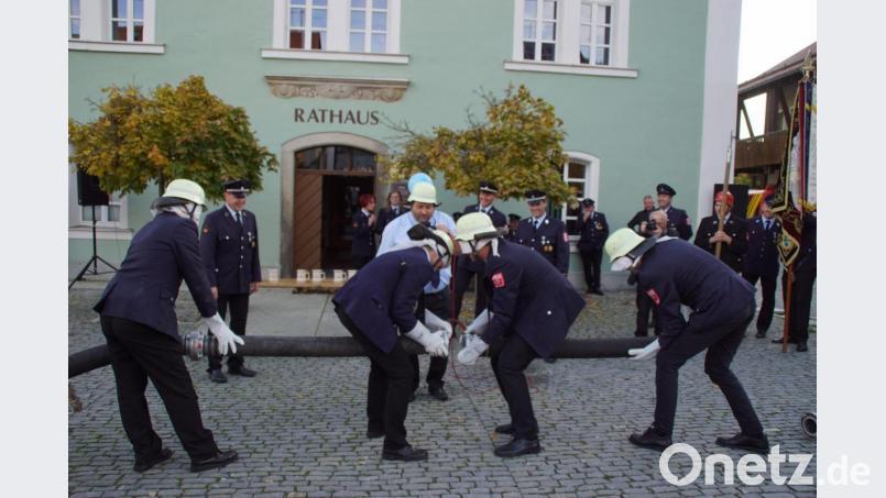 Mit verbundenen Augen schafften die Wehrmänner das Zusammenkoppeln der Schlauchleitung perfekt. Bild: mmj