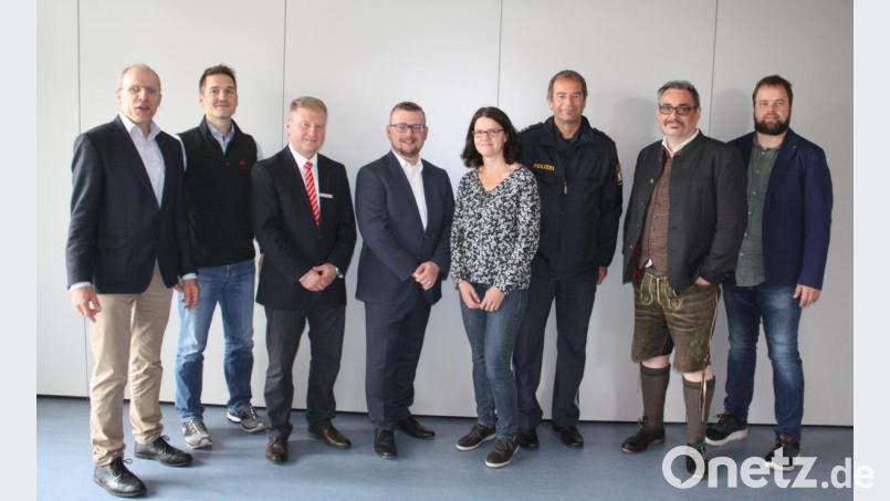 Schulleiter Ludwig Pfeiffer und Oberstudienrat Michael Teplitzky (von links) dankten zusammen mit Oberstufenkoordinator Stefan Obendorfer (rechts) den Referenten der Beruflichen Orientierung. Bild: lg