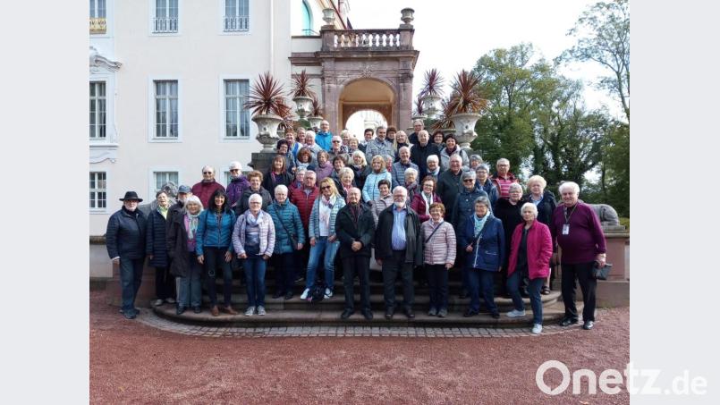 Die sächsische Landeshauptstadt mit Besuch der Semperoper ist für "Manfreds Reisefreunde" immer eine Reise wert. Unser Bild zeigt die Gruppe beim Besuch von Schloss Lichtenwalde. Bild: do