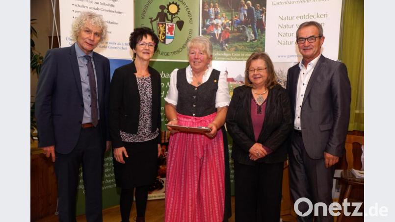 Die beiden Kreisvorsitzenden Wolfgang Lippert und Inge Härtl (von links), Bürgermeister Werner Nickl und stellvertretende Bezirksvorsitzende Rosa Prell ehrten Mariele Schönberger (von rechts) vom Kemnather Obst- und Gartenbauverein mit der Oberpfalzmedaille in Gold. Bild: bkr