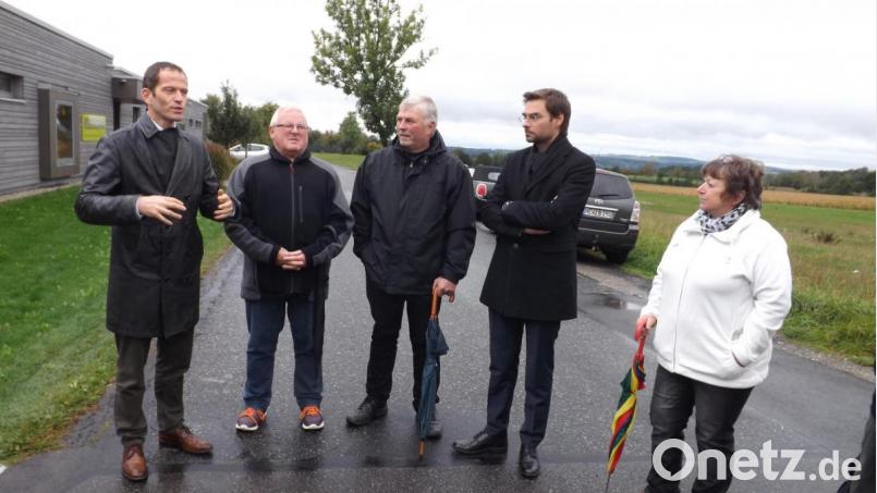 Albert Rupprecht (links) und Stephan Oetzinger (vierter von links) beim Bürgergespräch in Püchersreuth. Bild: trj