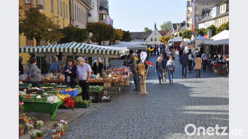 Das Wetter wäre ideal gewesen, für einen Bummel über den Stadtplatz. Doch beim Kirchweihmarkt war die Auswahl heuer nicht so groß, denn nur 17 Fieranten hatten die Buden aufgebaut. Bild: ak