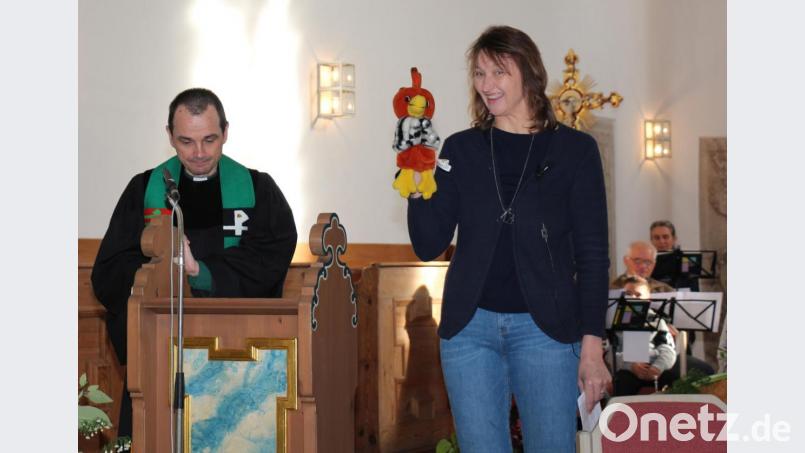 Kirchenvogel Wito Wiedehopf, gespielt von Lore Freiberger-Feigt, sieht erst einmal nicht ein, warum er von seiner Schokolade etwas abgeben soll. Bild: rpp