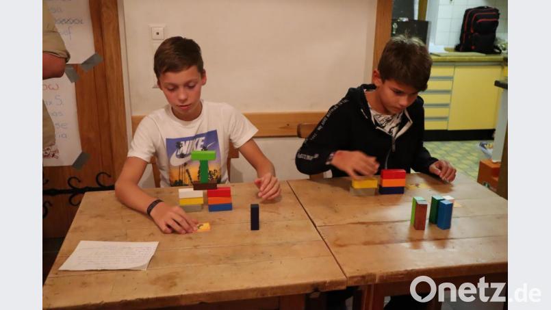 Beim Bunten Abend mussten die Teams Jack Sparrow und Salazar gegeneinander vorgegebene Türme bauen.. Bild: wrm