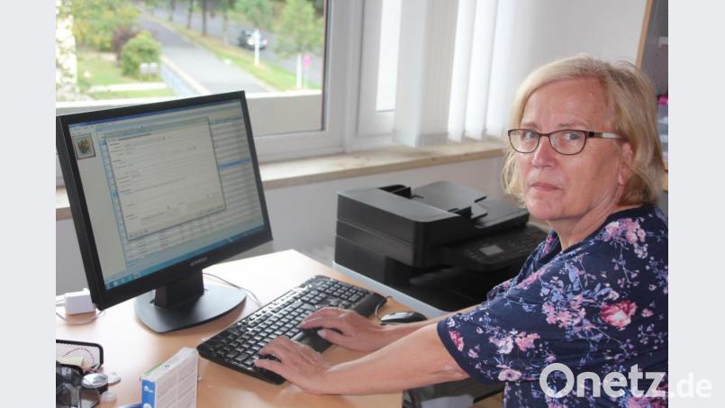 Regine Löffler-Klemsche archiviert am Computer alle Utensilien. Bild: kro
