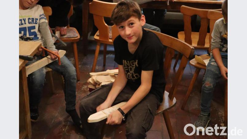 Beim Workshop Schwerter basteln gaben sich vor allem die Jungs sehr viel Mühe beim Schleifen und Bearbeiten. Bild: wrm