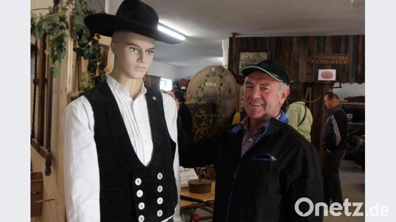 Herbert Konrad präsentierte eine original Zimmermannskleidung. Bild: kro