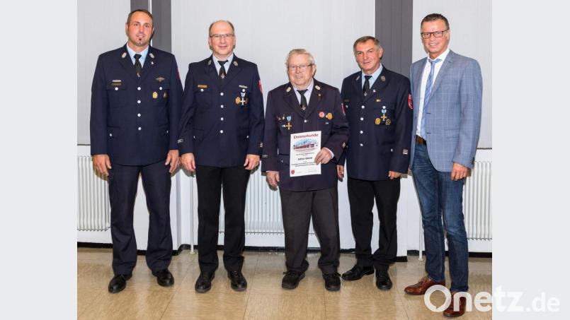 Seit 70 Jahren gehört Arthur Gleich (Mitte) der Feuerwehr Hirschau an. Bei der Ehrung gratulieren ihm Bürgermeister Hermann Falk (rechts), Vorsitzender Michael Schuminetz (Zweiter von rechts), Kommandant Sebastian Jasinsky (links) und Zweiter Vorsitzender Thomas Maier (Zweiter von links). Bild: u
