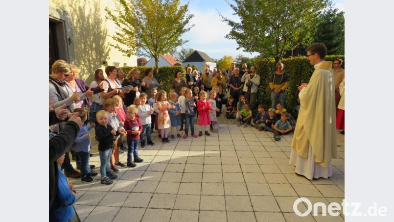 Mit einem Lied zur Begrüßung durch die kinder des Kindergartens Arche Noah Bild: adj
