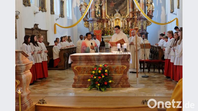 In Anwesenheit von zehn indischen Geistlichen und Diakon Dieter Gerstacker führt Dekan Walter Hellauer (rechts) Pater Robin Xavier MSFS in sein neues Amt als Pfarrer von Vilseck-Schlicht-Sorghof ein. Bild: rha