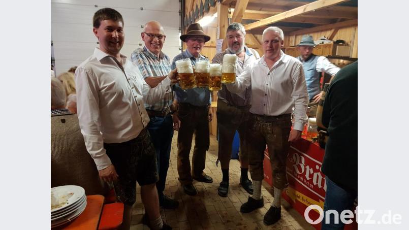 Beim Bieranstich: (von links) Feuerwehr-Vorsitzender Matthias Friedl, dritter Bürgermeister Werner Trenz, zweiter Bürgermeister Josef Schreglmann und Bürgermeister Jürgen Kürzinger. Bild: hzi