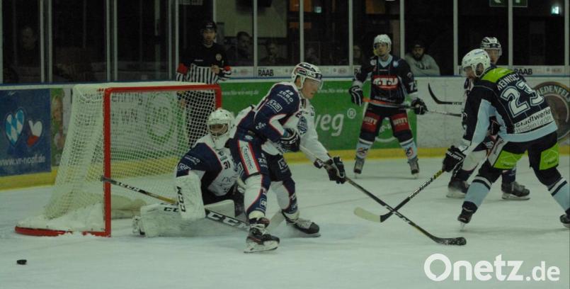 Die Blue Devils verspielten am Sonntag gegen den EV Lindau einen 4:0-Vorsprung, holten aber zumindest im Penaltyschießen den Zusatzpunkt. Hier verfehlt Martin Heinisch (rechts) den Gästekasten. Bild: gb