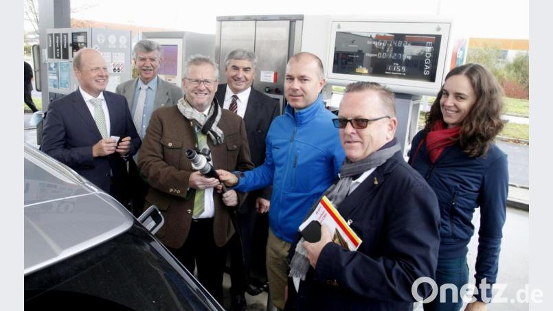 Dr. Olaf Rumberg, Jakob Scharf, Andreas Feller, Karl Holmeier, Thomas Heller, Reiner Debernitz und Eva Sonnleitner eröffneten beim Globus eine Erdgas-Tankstelle. Bild: Hirsch
