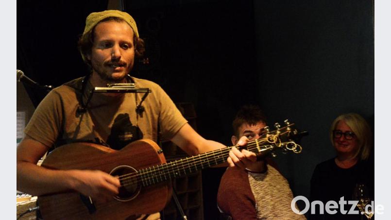 Folkmusik beim Schaufensterkonzert mit "Sleepwaker's Station" in der Milchbar. Bild: Kunz