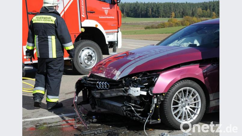 Unfall bei Aichazandt: Nach ersten Erkenntnissen hat der Fahrer des Audi einer Frau in einem Seat die Vorfahrt genommen. Bild: gf