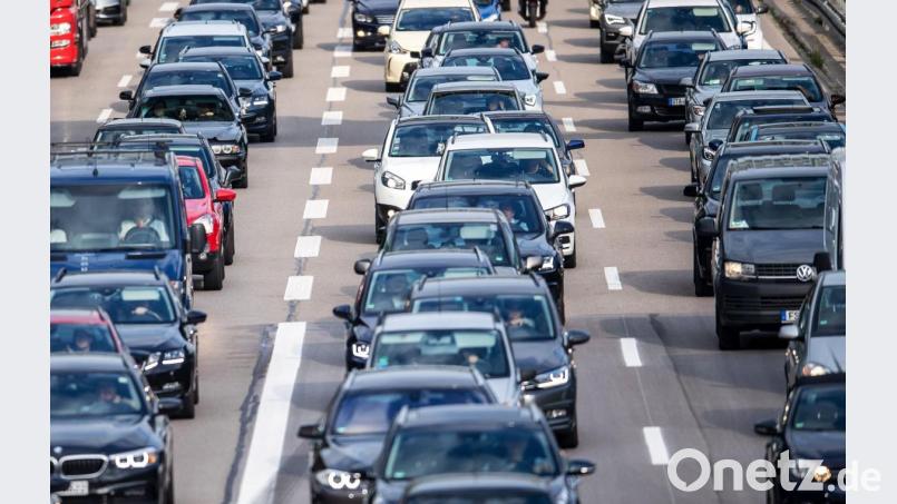 Auf der A6 Richtung Nürnberg kommt es zu Verkehrsbehinderungen. Zwischen Nabburg und Schmidgaden ist Stau. Symbolbild: Sina Schuldt/dpa