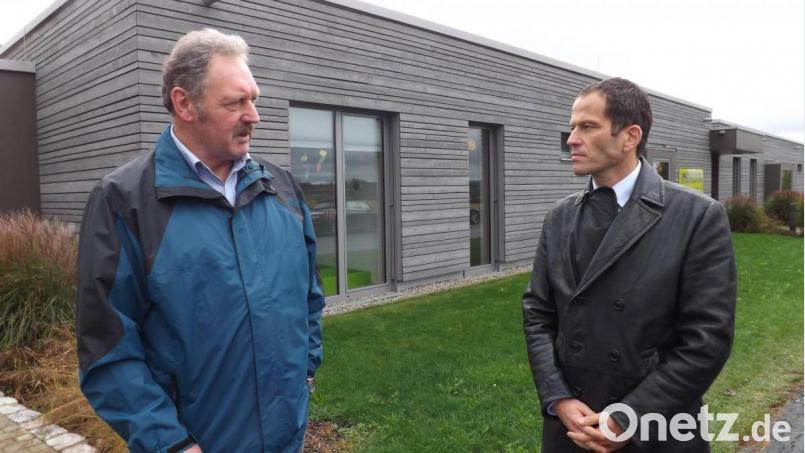 2. Bürgermeister Josef Stangl (links) im Gespräch mit lbert Rupprecht bei seinem Besuch in der Gemeinde Püchersreuth. Bild: trj