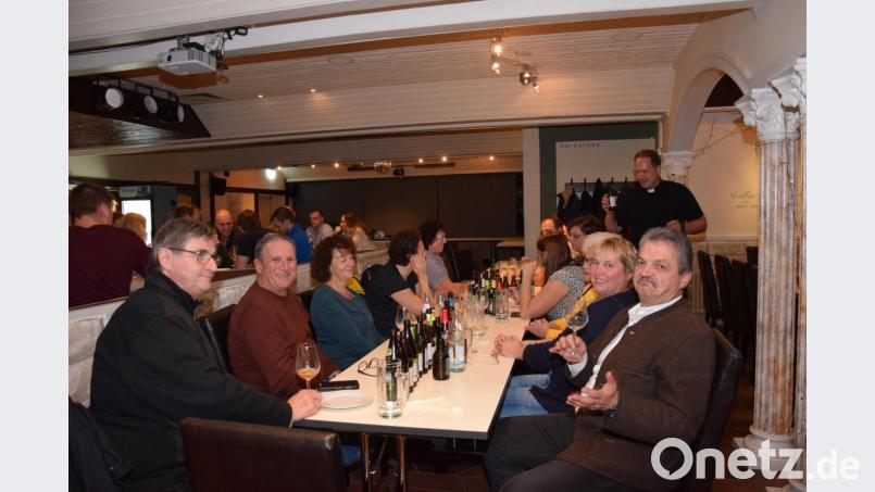 Das Glas ist leer - Bürgermeister Andreas Wutzlhofer wartet auf den nächsten &quot;Probierschluck&quot;. Bild: fla