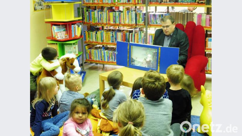 Bürgermeister Karlheinz Budnik liest den Kindern aus dem Buch "Das kleine Gespenst" vor. Bild: exb