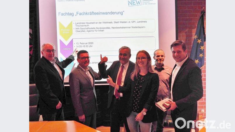 Den Fachtag Fachkräftezuwanderung bereiten vor: HWK-Betriebsberater Peter Biersack, Oberbürgermeister Kurt Seggewiß, Bildungskoordinatoren Kevin Fischer und Tina Vetter, Wirtschaftsförderer
Nicolas Lahovnik und Arbeitsagenturchef Thomas Würdinger. Bild: Bühner