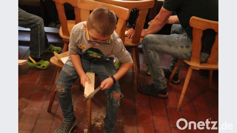 Beim Workshop Schwerter basteln gaben sich vor allem die Jungs sehr viel Mühe beim Schleifen und Bearbeiten. Bild: wrm