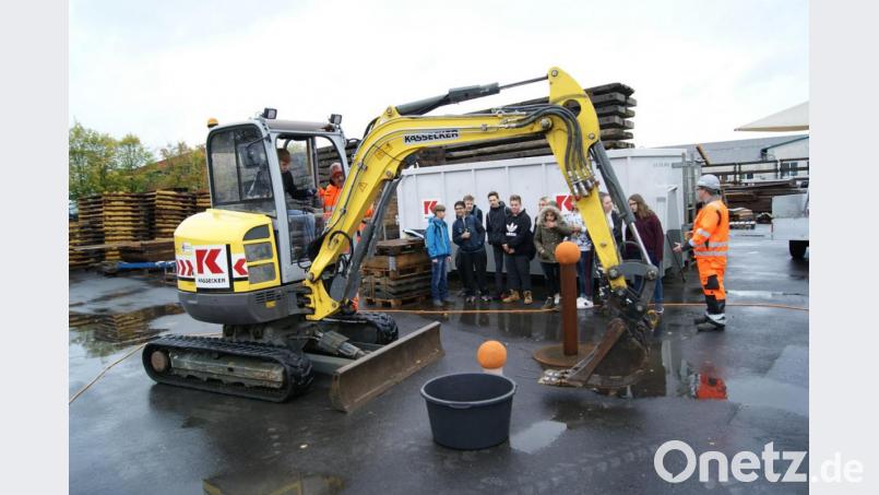 Mit einem Minibagger durften Schüler Schaumstoffbälle in eine Wanne werfen. Bild: Raimund Spandel/MM-PR GmbH/exb