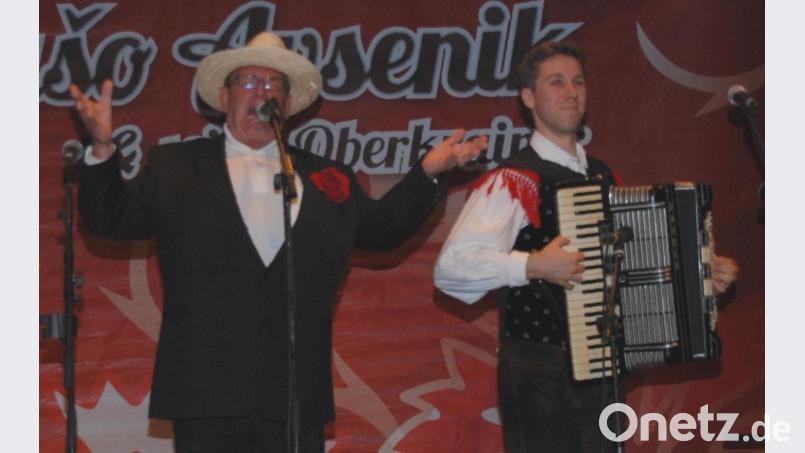 Moderator Hubi Aschenbrücker mit seiner Gesangseinlage "Die Hungerkur". Bild: Portner