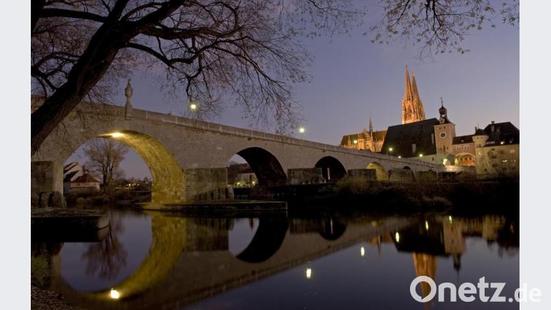 Die Stadt Regensburg beleuchtet bei Eintritt der Dämmerung Sehenswürdigkeiten im Bereich der Altstadt. Bild: Armin Weigel dpa