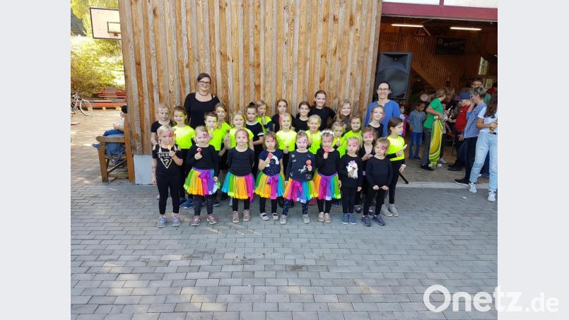 Die jungen Tänzerinnen, eingeteilt in drei Gruppen, und ihre Betreuerinnen bereichern das Sonntagsprogramm. Bild: hzi