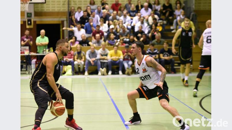 Goldbachs Luan Pereira (links) im Duell mit DJK-Aufbauspieler Aaron Scott. Oft hat der Brasilianer die Nase vorne. Bild: Tobias Schwarzmeier