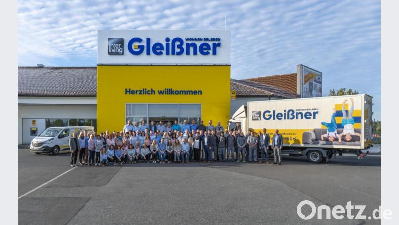 Mehr als 100 Menschen ist das Möbelhaus Gleißner" berufliche Heimat. Jörg Kulzer lobt den Fleiß der Oberpfälzer im Allgemeinen und den Einsatz seiner Mitarbeiter im Besonderen. "Ein wichtiger Grund, sich zum Standort zu bekennen." Bild: Interliving Möbelhaus Gleißner