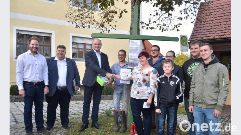 Die Lage ist ernst – dennoch gab es ein Lächeln für Finanz- und Heimatminister Albert Füracker (Dritter von links) vor dem grünen Kreuz in Illschwang. CSU-Ortsvorsitzender Henner Wasmuth, Bürgermeister Dieter Dehling (von links) und Stefanie Roth im Kreis einiger Junglandwirte machten den Besucher auf ihre Nöte aufmerksam. Bild: no