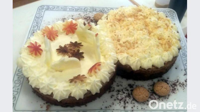 Beim Frauenbund-Backnachmittag bereitet die Referentin mehrere Kuchen und Torten zu. Im Anschluss lassen es sich die 15 Teilnehmer schmecken. Bild: lep