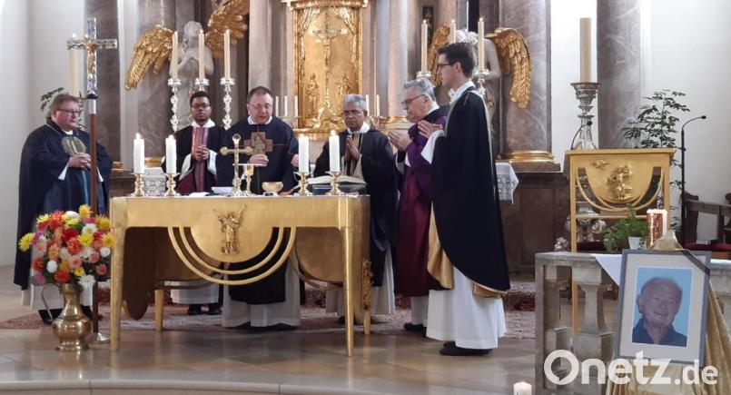 Pfarrer Sven Grillmeier, Pfarrvikar Justin Kishimbe, Paffer Markus Bruckner, Prof. Joseph Shaji, Geistlicher Rat Alios Albersdörfer und Pfarrer Thomas Kopp (von links) gestalteten das Requiem für Volker Brandl (Bild vorne rechts). Bild: Albert Sollfrank/exb